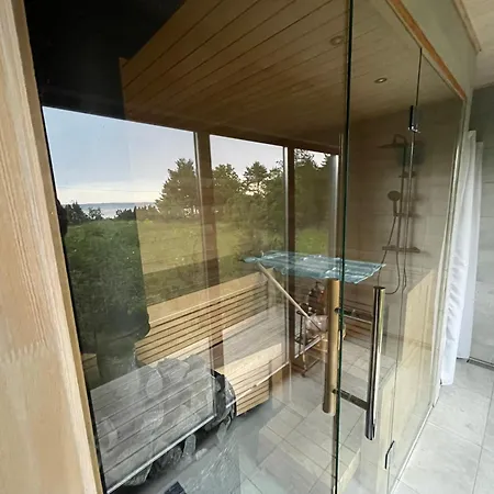 Seaside Getaway In Oeoed Mirror House With Sauna