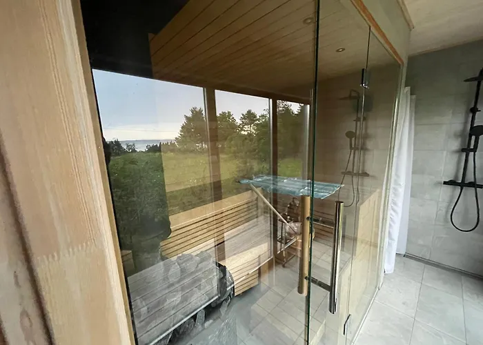 Seaside Getaway In Oeoed Mirror House With Sauna